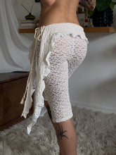 Load image into Gallery viewer, Cream lace extra stretch capri/pedal pushers