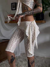 Load image into Gallery viewer, Cream lace capri/pedal pushers