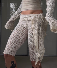 Load image into Gallery viewer, Beige lace capri/pedal pushers
