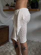 Load image into Gallery viewer, Cream lace capri/pedal pushers
