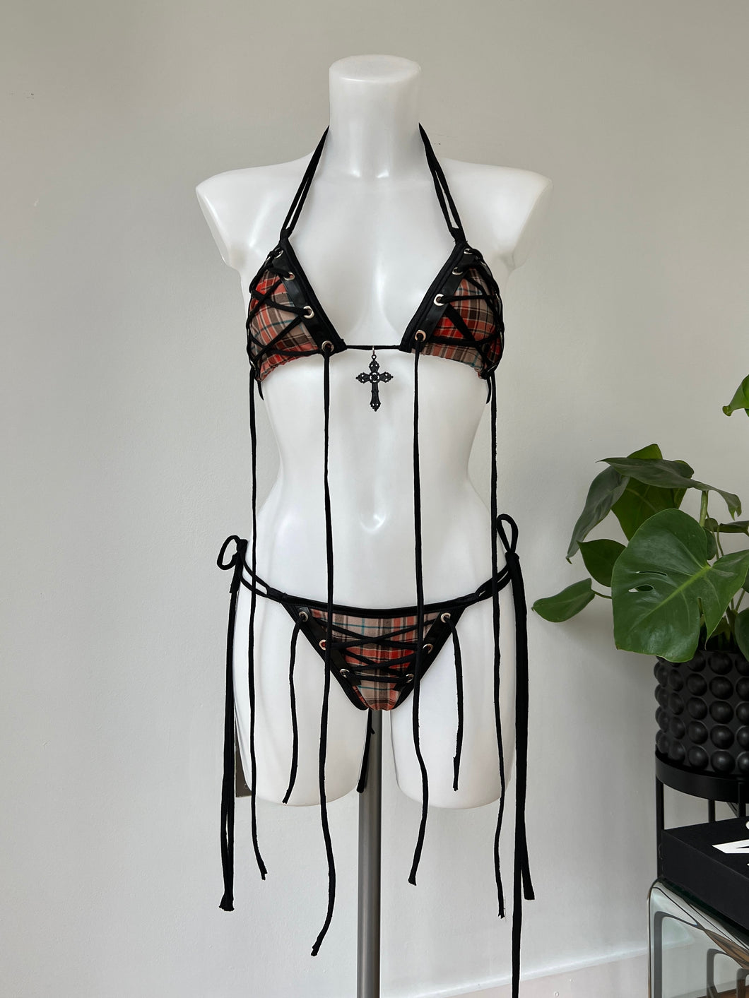 Eyelet bikini, plaid