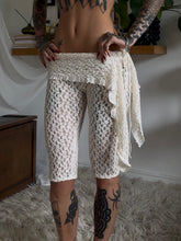 Load image into Gallery viewer, Cream lace capri/pedal pushers
