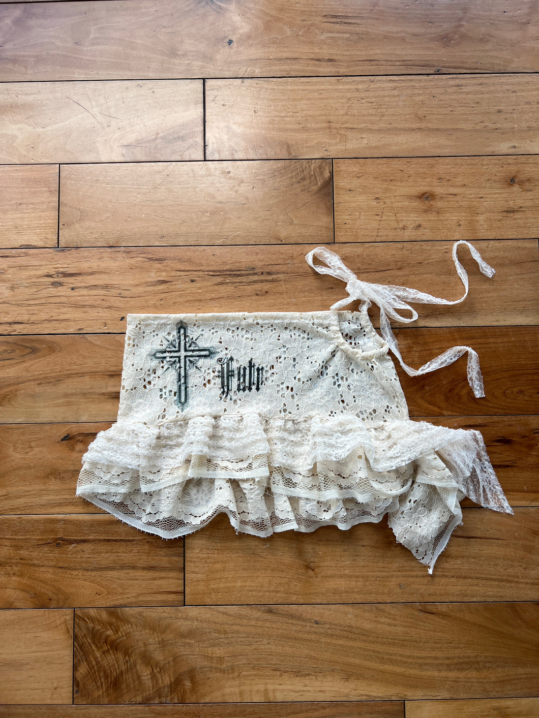 Printed lace mini skirt