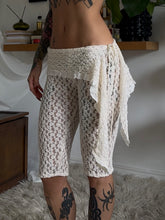 Load image into Gallery viewer, Cream lace capri/pedal pushers
