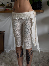 Load image into Gallery viewer, Cream lace extra stretch capri/pedal pushers
