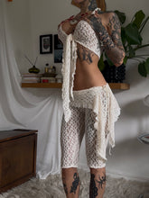 Load image into Gallery viewer, Cream lace capri/pedal pushers

