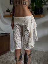 Load image into Gallery viewer, Cream lace capri/pedal pushers
