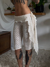 Load image into Gallery viewer, Cream lace extra stretch capri/pedal pushers
