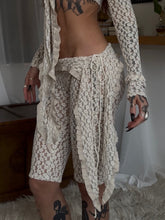 Load image into Gallery viewer, Beige lace capri/pedal pushers
